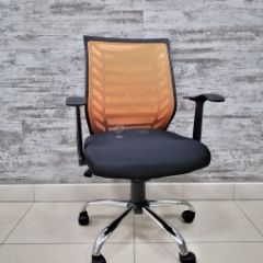 Кресло Barneo K-138 для персонала (черная ткань оранжевая сетка) в Лабытнанги - labytnangi.mebel24.online | фото 1