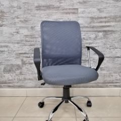 Кресло Barneo K-147 для персонала (серая ткань и сетка) в Лабытнанги - labytnangi.mebel24.online | фото 1